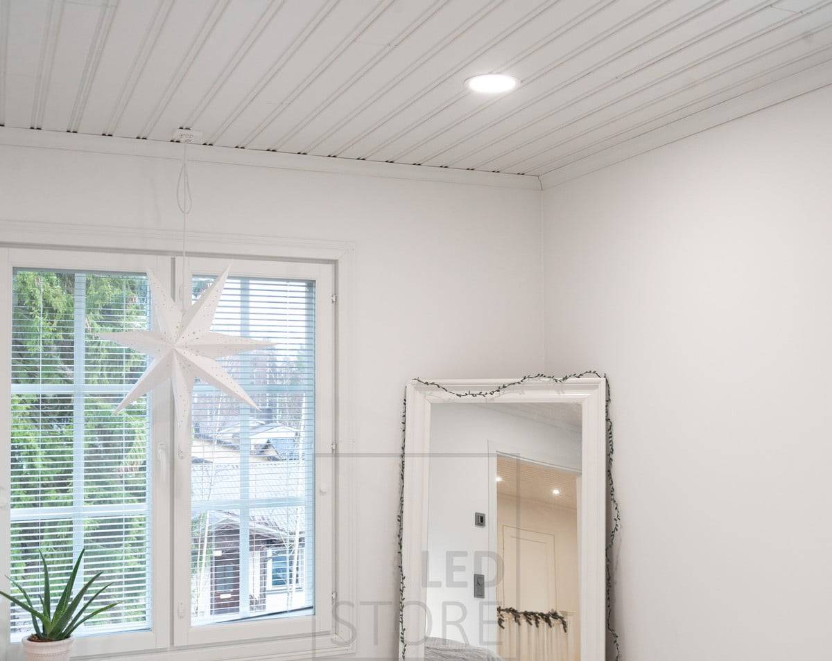 Kruhový panel LED pro všeobecné osvětlení, který poskytuje rovnoměrné světlo. Ledstore.fi